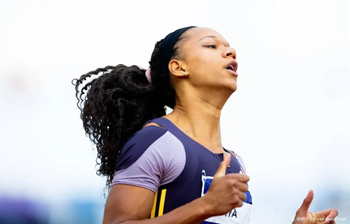 jiya klopt bol en klaver en loopt olympische limiet op 200 meter