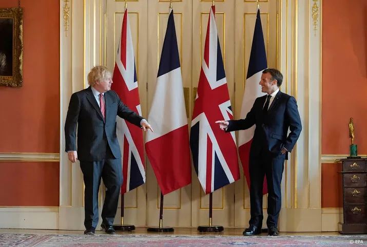 johnson en macron eens over intensievere brexit onderhandelingen