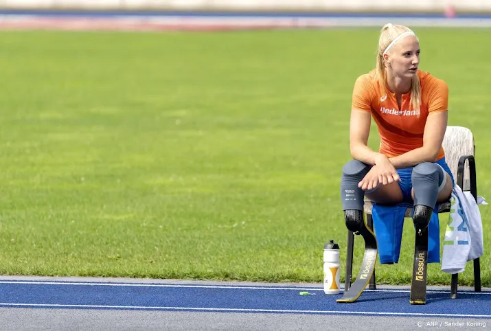 jong en plat dragen vlag bij openingsceremonie paralympics