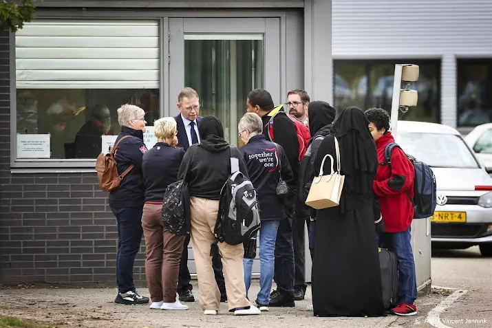 jonge asielzoekers brengen winter door in vakantiepark bij heino
