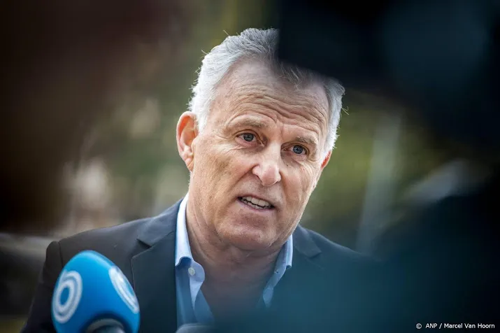 jos b heeft zich in eigen voet geschoten