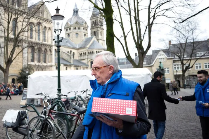 jos van rey met vlaai door roermond