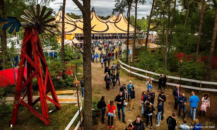 jubilerend dauwpop met ronnie flex en de staat