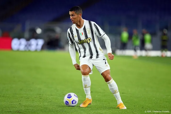 juventus speelt met tien man gelijk tegen as roma