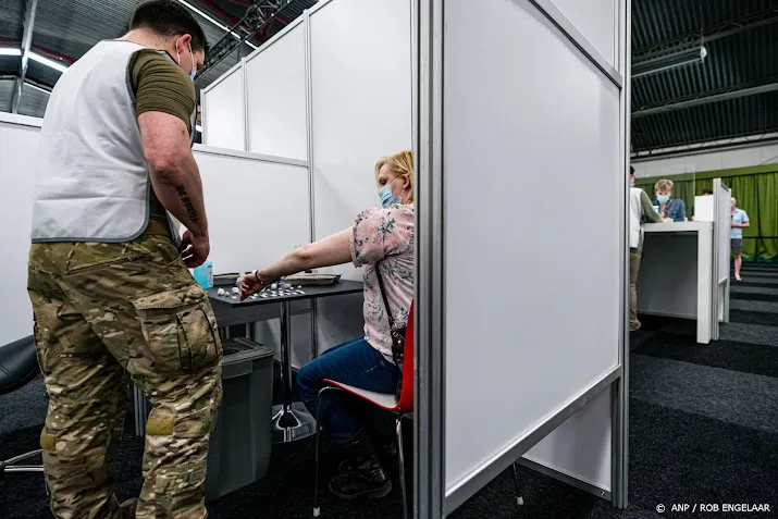kabinet begint met hulp van defensie een boosteroffensief