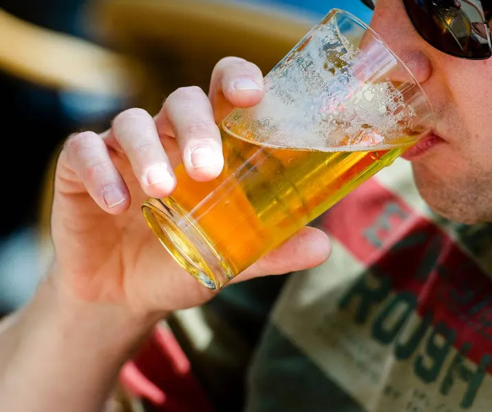 kabinet pakt overmatig alcoholgebruik aan