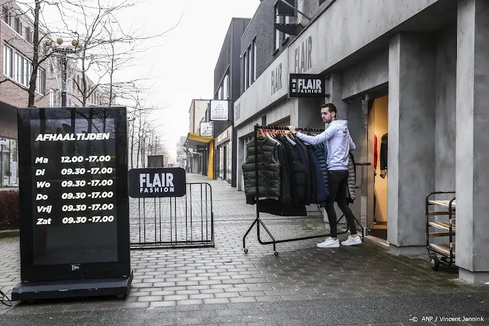 kabinet versoepelt coronaregels voor onderwijs winkels en sport
