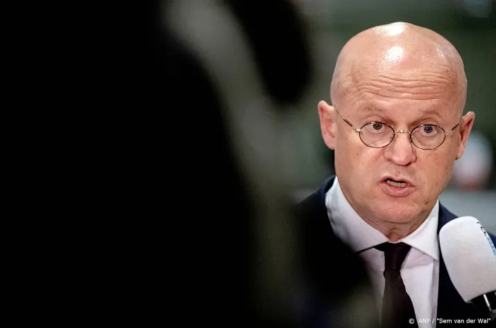 kabinet wil dat ovv corona aanpak tegen het licht houdt