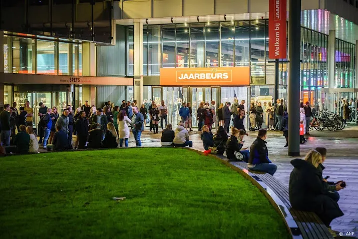 kamasutra beurs weer open na ontruiming om instabiele kraan