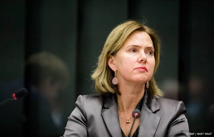 kamer eist uitleg van minister over stint