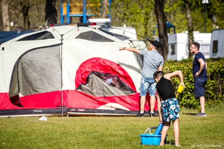 kampeerders zet je tent vast