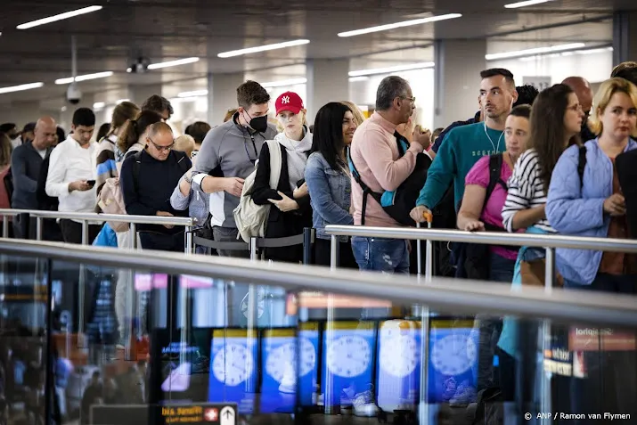 kantoorpersoneel ondersteunt schiphol op piekdag maandag