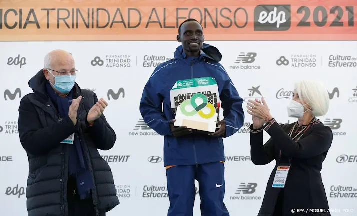 keniaan cherono wint marathon van valencia