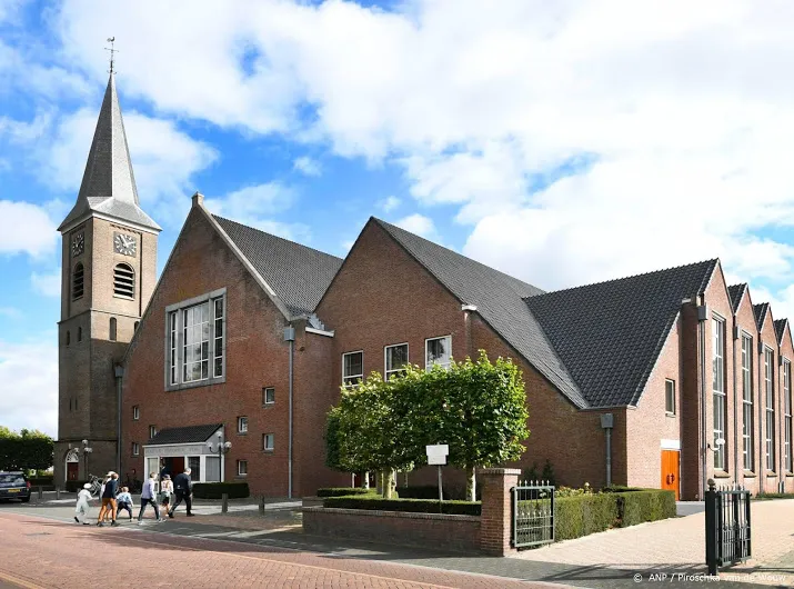 kerk staphorst stelt besluit bezoekersaantallen uit tot vrijdag