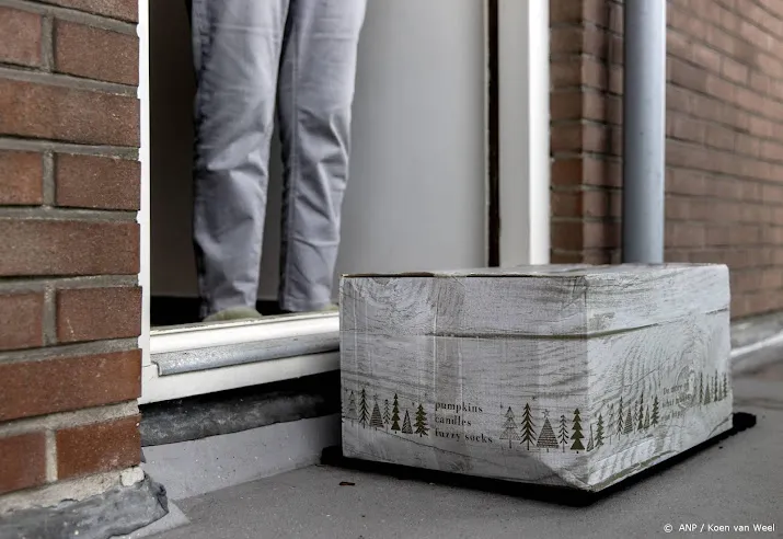 kerstpakket vol met bruikbare traditionele levensmiddelen