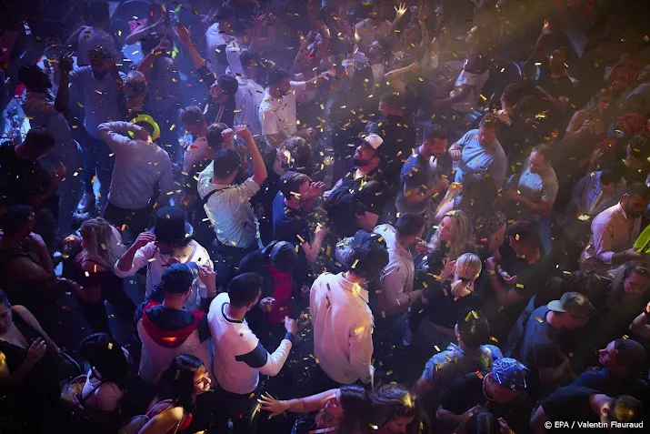 khn stapt naar de rechter om discotheken eerder open te krijgen