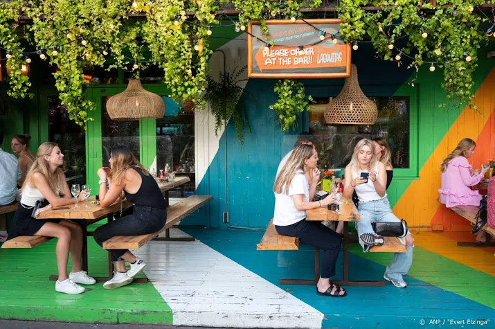 khn vier feestjes in veilige horeca in plaats van thuis