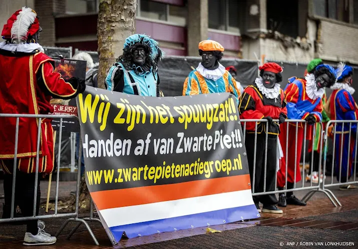 kick out zwarte piet demonstreert bij sinterklaasfeest breda