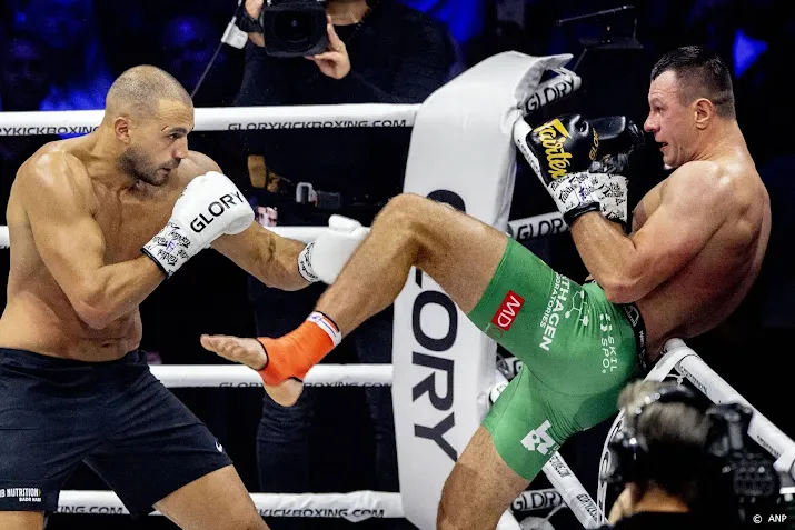 kickbokser hari betreurt reactie tegenstander na supportersrellen