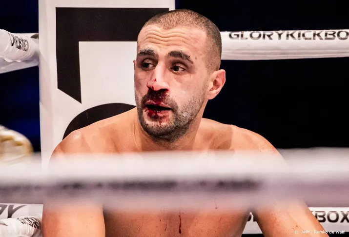 kickbokser hari knock out bij rentree in ring
