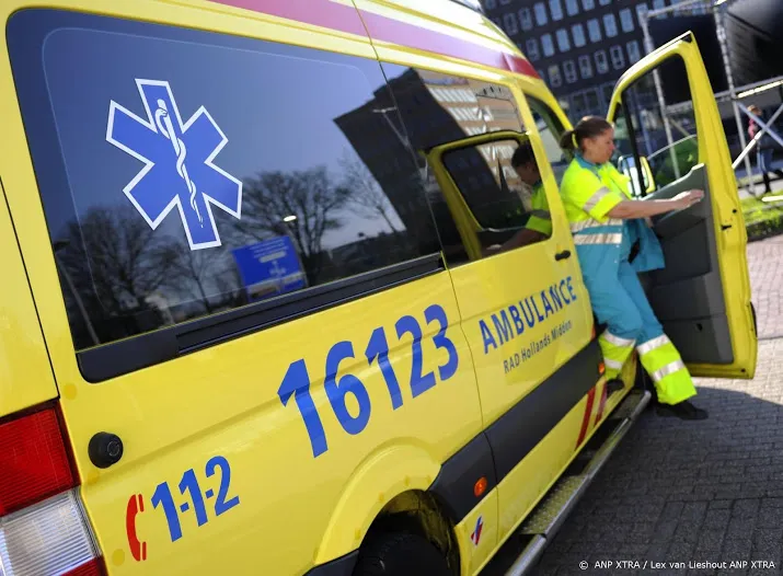 kind 2 vermoedelijk geraakt door verdwaalde kogel in amsterdam