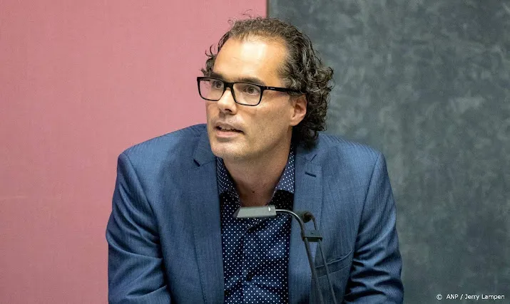 klagende ambtenaren werden weghouden bij amsterdamse ex wethouder