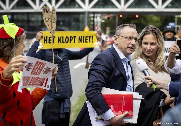 klein protest tijdens kort geding over coronatoegangsbewijs