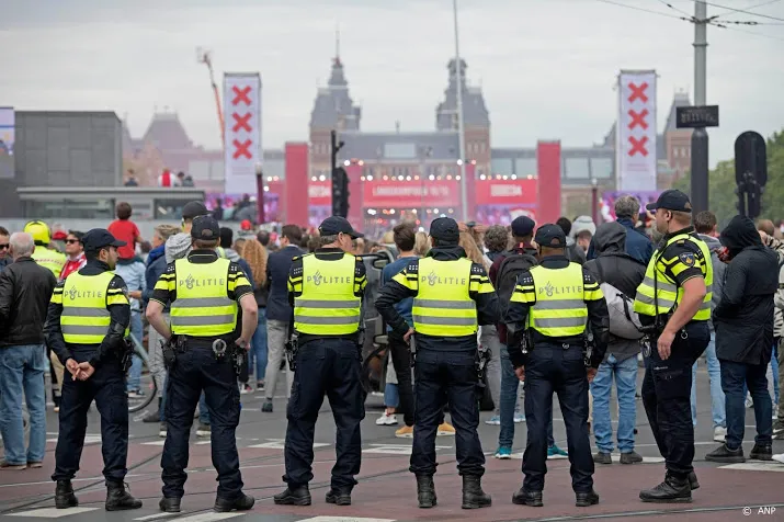 kleine 30 aanhoudingen tijdens huldiging ajax