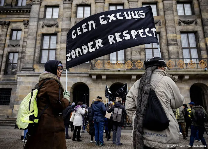 kleine manifestatie op de dam tegen snelle excuses slavernij