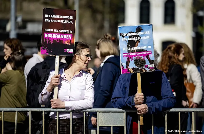 klimaatactie voor jaarvergadering moederbedrijf albert heijn