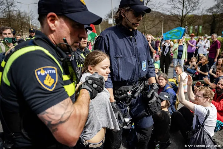klimaatactivist greta thunberg opnieuw opgepakt bij xr blokkade