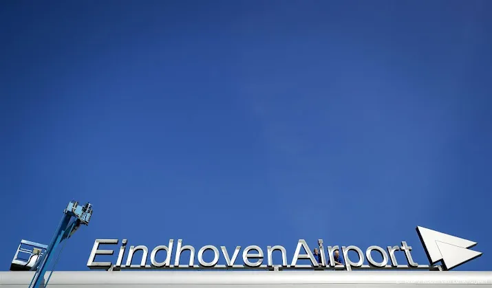 klimaatactivisten betreden omheind terrein eindhoven airport