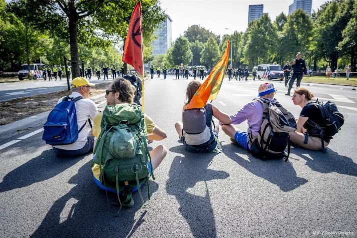 klimaatactivisten blokkeren a12 voor achtste dag op rij