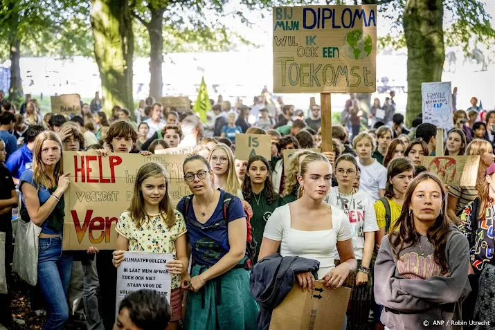 klimaatactivisten blokkeren a12 voor de zevende dag op rij