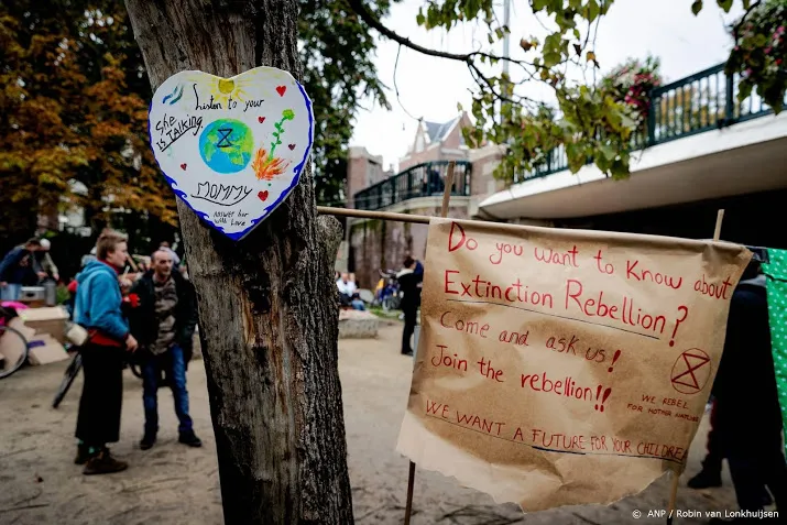 klimaatactivisten blokkeren blauwbrug
