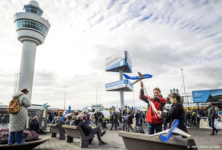 klimaatactivisten blokkeren privejets op schiphol