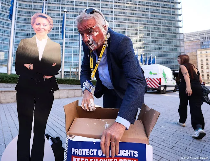 klimaatactivisten drukken ryanair topman taart in het gezicht