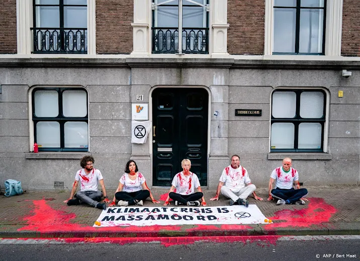klimaatactivisten lijmen zich vast bij kantoren cda d66 en vvd