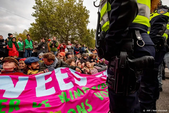 klimaatactivisten met bussen verplaatst