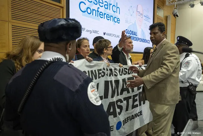 klimaatactivisten verstoren speech fed baas powell