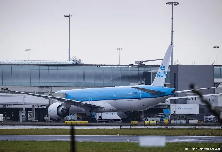 klm annuleert bijna 170 vluchten in verband met storm eunice