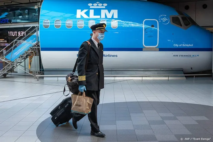 klm toestel keert terug naar gate om mondkapjesweigeraar