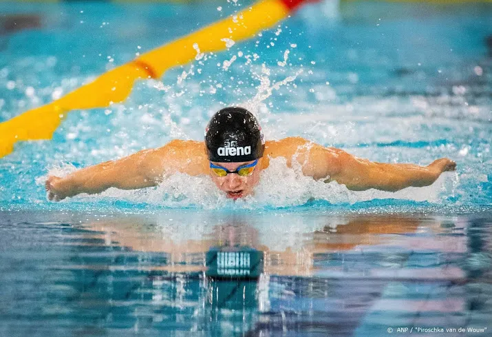 knipping naast podium op 400 meter wisselslag