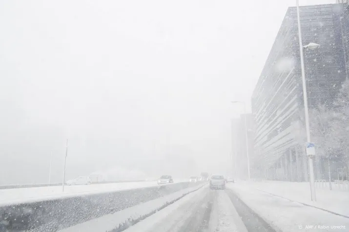 knmi code oranje om hevige sneeuw voor bijna hele land zondag