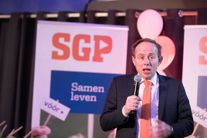 knoestige eik van binnenhof wordt honderd