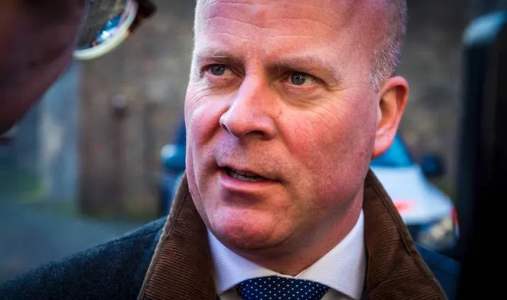 knops dreigt aruba met ingrijpen