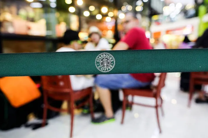koffieketen starbucks trapt op rem