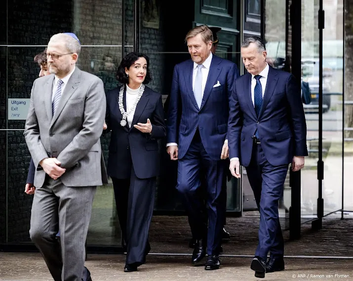koning aangekomen in amsterdam voor opening holocaustmuseum