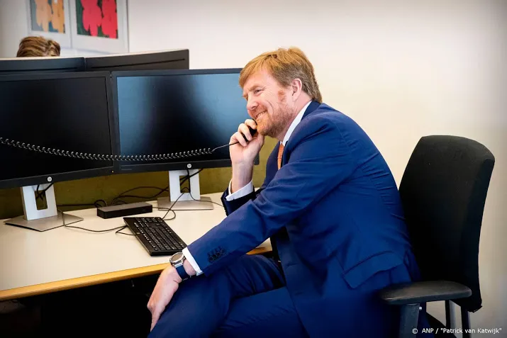 koning bezoekt contactcentrum voor gestrande reizigers