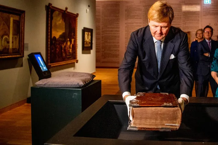 koning bij viering 400 jaar dordtse synode